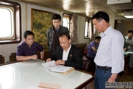 法官現場辦理“希瑞503”輪移交手續