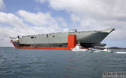 首艘“堪培拉”級兩棲艦船體抵達澳大利亞
