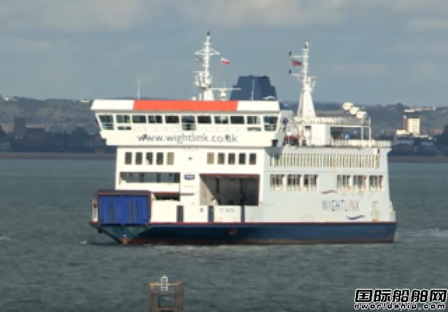 一艘車客渡船在英國懷特島附近起火