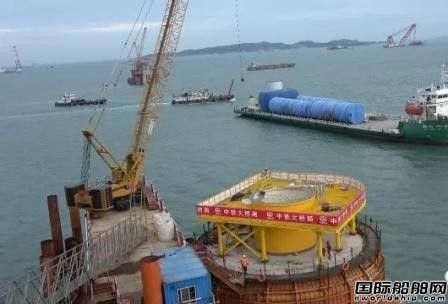 “福船三峽”號順利完成首節塔筒吊裝