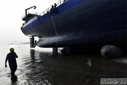 三峽庫區首造最大“標箱船”試水投運