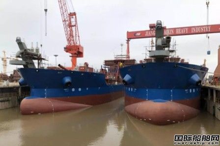 海新船務兩艘8000方耙吸式挖泥船下水