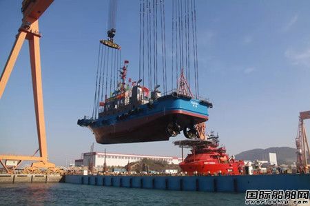 青島武船兩艘全回轉拖輪整船吊裝下水