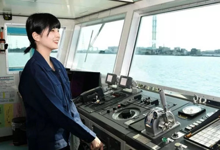 日本19歲高中女生當水手跑船