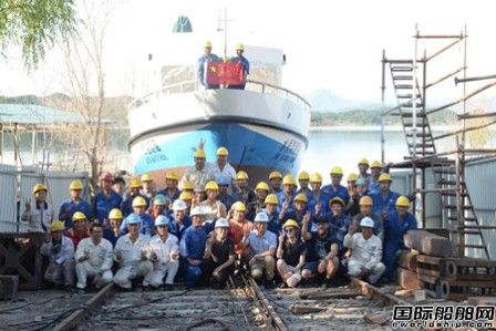 桂江造船兩艘工程作業船下水