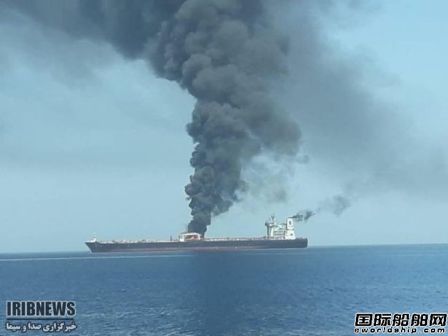 一艘伊朗油輪遭2枚導彈擊中發生爆炸