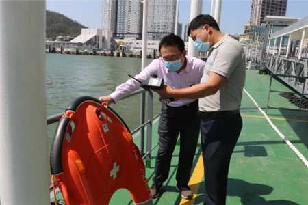 云洲智能水面救生機器人高效執行海港纜繩運輸任務