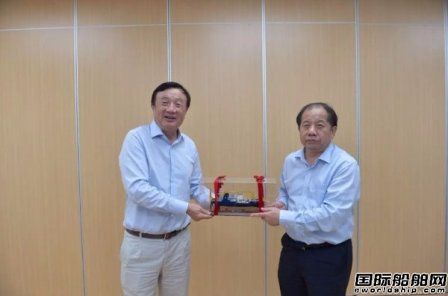 任正非訪問上海交通大學獲贈“天鯨號”挖泥船模型