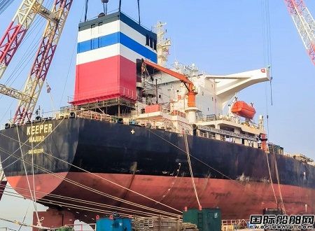 舟山中遠海運重工5天完成千噸脫硫塔總段吊裝作業