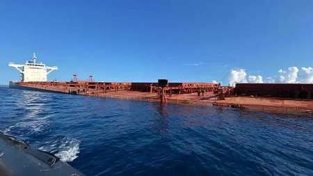 一艘海岬型船駛往中國途中觸礁擱淺！滿載近18萬噸鋁土礦