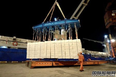 “中遠海運優雅”輪刷新上海羅涇碼頭紙漿船晝夜接卸量紀錄