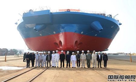 南通振華重裝建造1600T風電安裝平臺下水