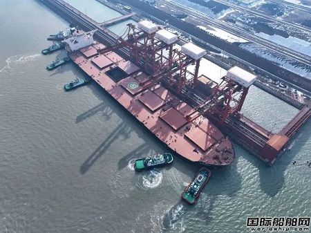 江蘇首次！40萬噸礦砂船首次靠泊連云港港