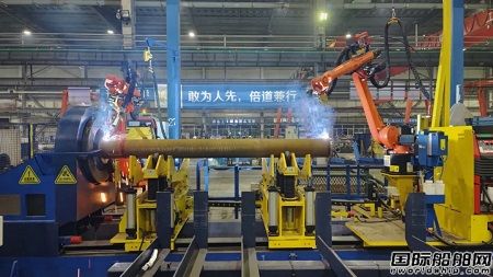 招商工業海門基地碳鋼法蘭機器人自動焊接站正式投入運行