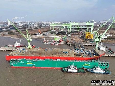 韓通贏吉重工建造4000噸全回轉起重船“海洋風電76”順利下水