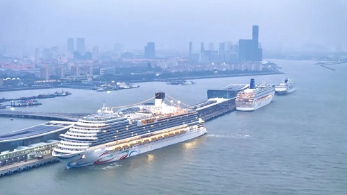 “愛達魔都”回巢，上海吳淞口國際郵輪港再現“三船同靠”盛景