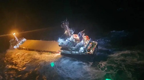 11名船員貨船在韓國濟州西南海域發生浸水事故